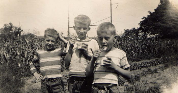 Hilsningen hans til folk født på 40- 50- 60- og 70- tallet blir nå hyllet av tusenvis på nettet!