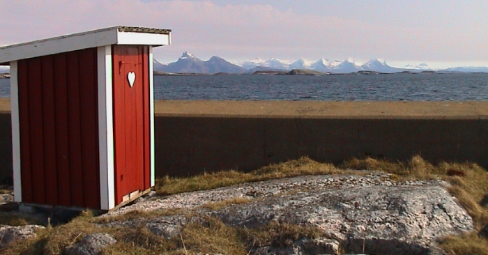 Han ville ha en luktfri utedo. Håndtverkerens svar? Jeg ler så tårene triller!