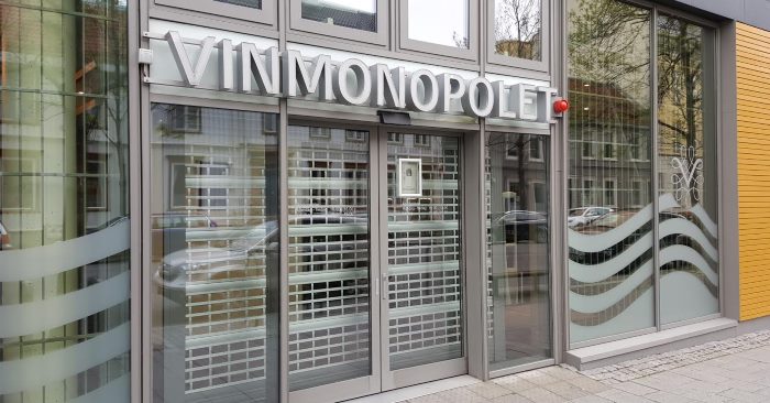 Han ringer sjefen for Vinmonopolet. Men det han vil? Jeg ler så tårene triller!