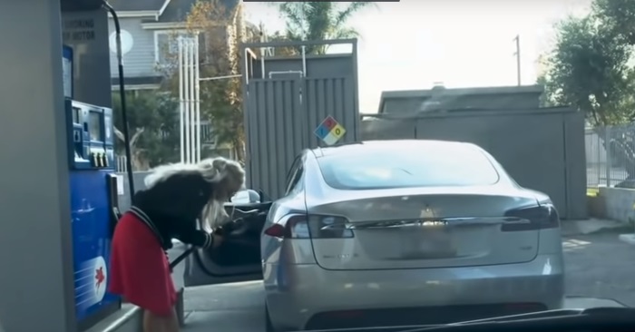 Blondinen prøver å fylle bensin på sin Tesla. Jeg ler så tårene triller!